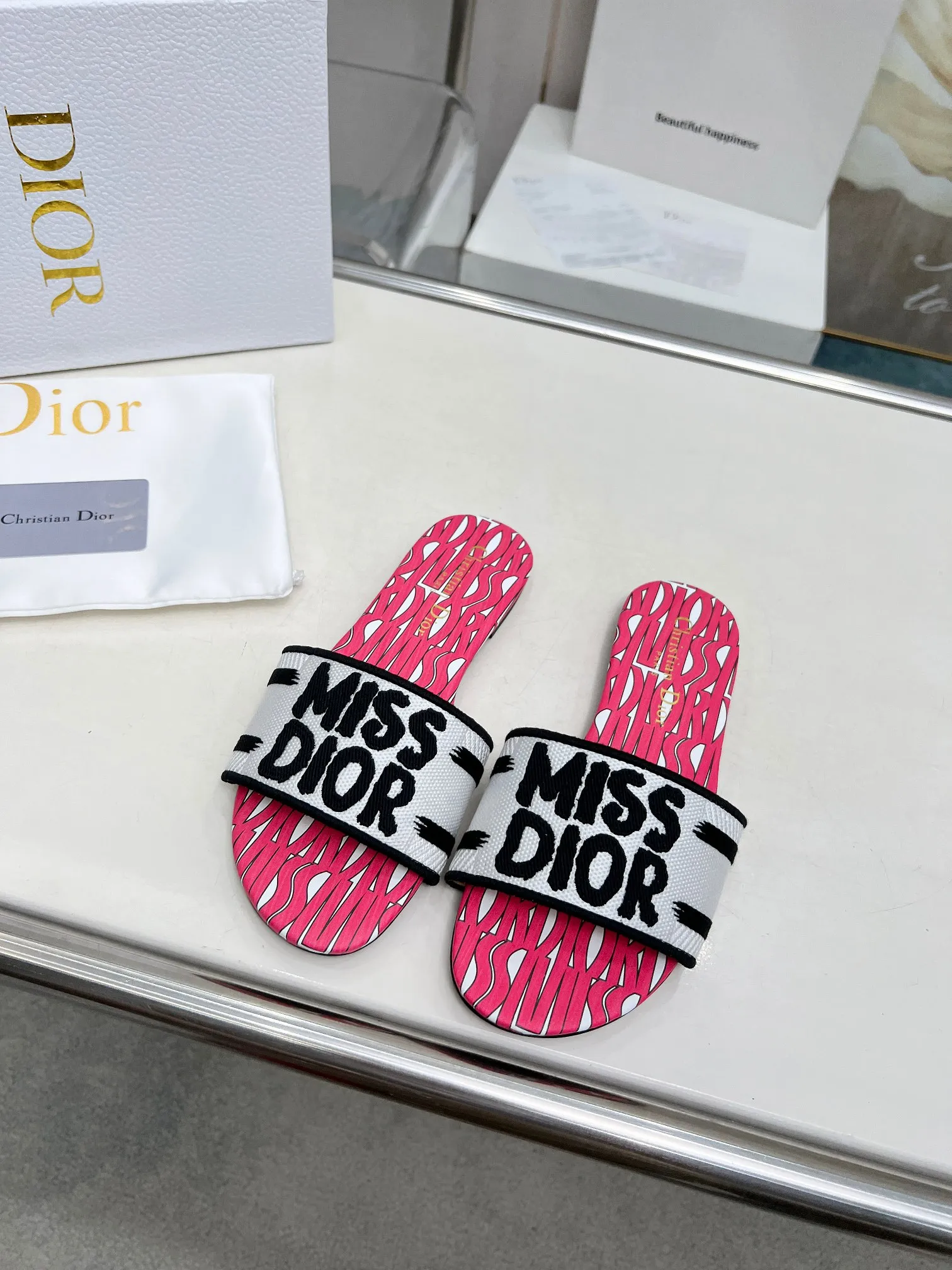 👟👟Ex-factory price 300👟👟 •Dior women's presbyopic embroidered leather-soled slippers Christian Dior has always been synonymous with magnificence and elegance, and has always been at the top of the fashion world👍 What is particularly worth mentioning is: the embroidered ✨ pattern on the sole, which reproduces one of the cherished symbols of Christian Dior✅More than a hundred colors to choose from ◽️️Upper: selected top-quality embroidered cotton ◽️Inner lining: imported sheepskin ◽Number 35-40 (41.42.43 customized)